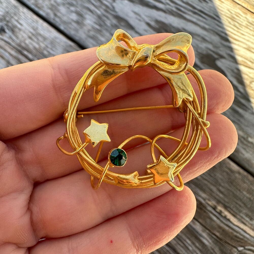 Vintage Jewelry Gold Tone Wreath with Stars and Ribbon Circle Brooch Pin with st